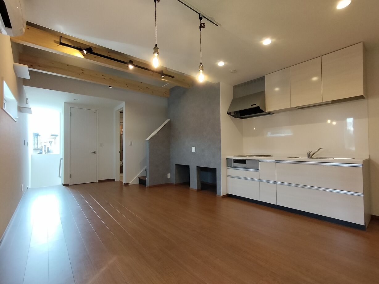 EASTYLE HOME（イースタイルホーム） 【1000万円台×狭小×ビルトインガレージ×間取り図有】間口4ｍ！車と海とネコを愛する吹抜けLDKの住まいの建築実例画像11