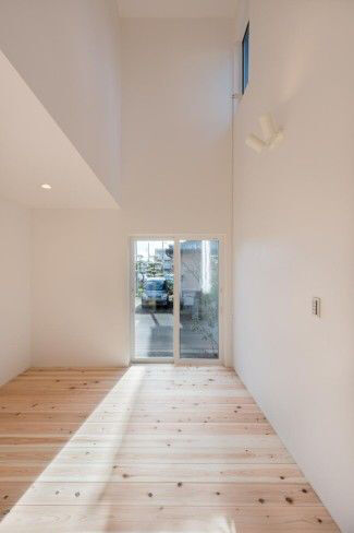 マドリヤアーキテクツ一級建築士事務所 【1850万円/間取り図有/狭小地/変形地】無垢材と造作で作るこだわりが詰まった日の光が溢れる住まいの建築実例画像4