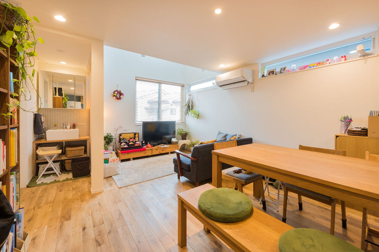 マドリヤアーキテクツ一級建築士事務所 【2030万円/間取り図有/狭小地/3階建て】建築面積10坪の住宅密集地に、吹き抜け配置で理想の明るい住まいにの建築実例画像2