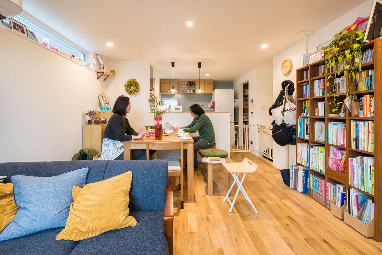 マドリヤアーキテクツ一級建築士事務所 【2030万円/間取り図有/狭小地/3階建て】建築面積10坪の住宅密集地に、吹き抜け配置で理想の明るい住まいにの建築実例画像3