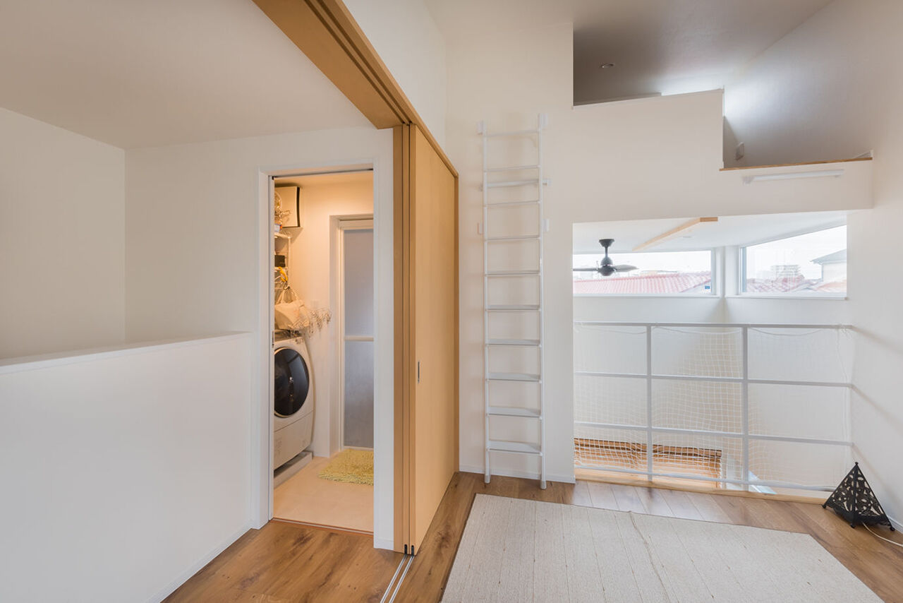 マドリヤアーキテクツ一級建築士事務所 【2030万円/間取り図有/狭小地/3階建て】建築面積10坪の住宅密集地に、吹き抜け配置で理想の明るい住まいにの建築実例画像5