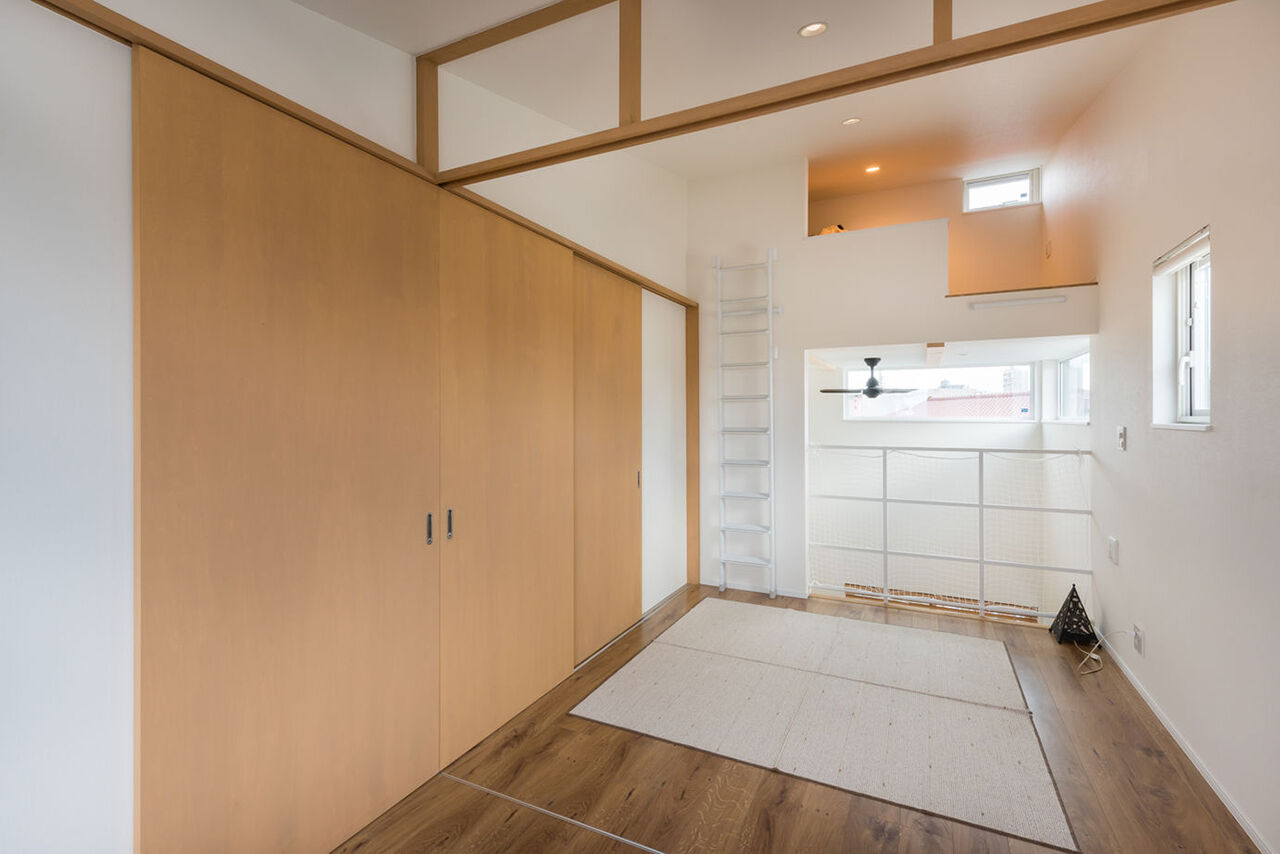 マドリヤアーキテクツ一級建築士事務所 【2030万円/間取り図有/狭小地/3階建て】建築面積10坪の住宅密集地に、吹き抜け配置で理想の明るい住まいにの建築実例画像6