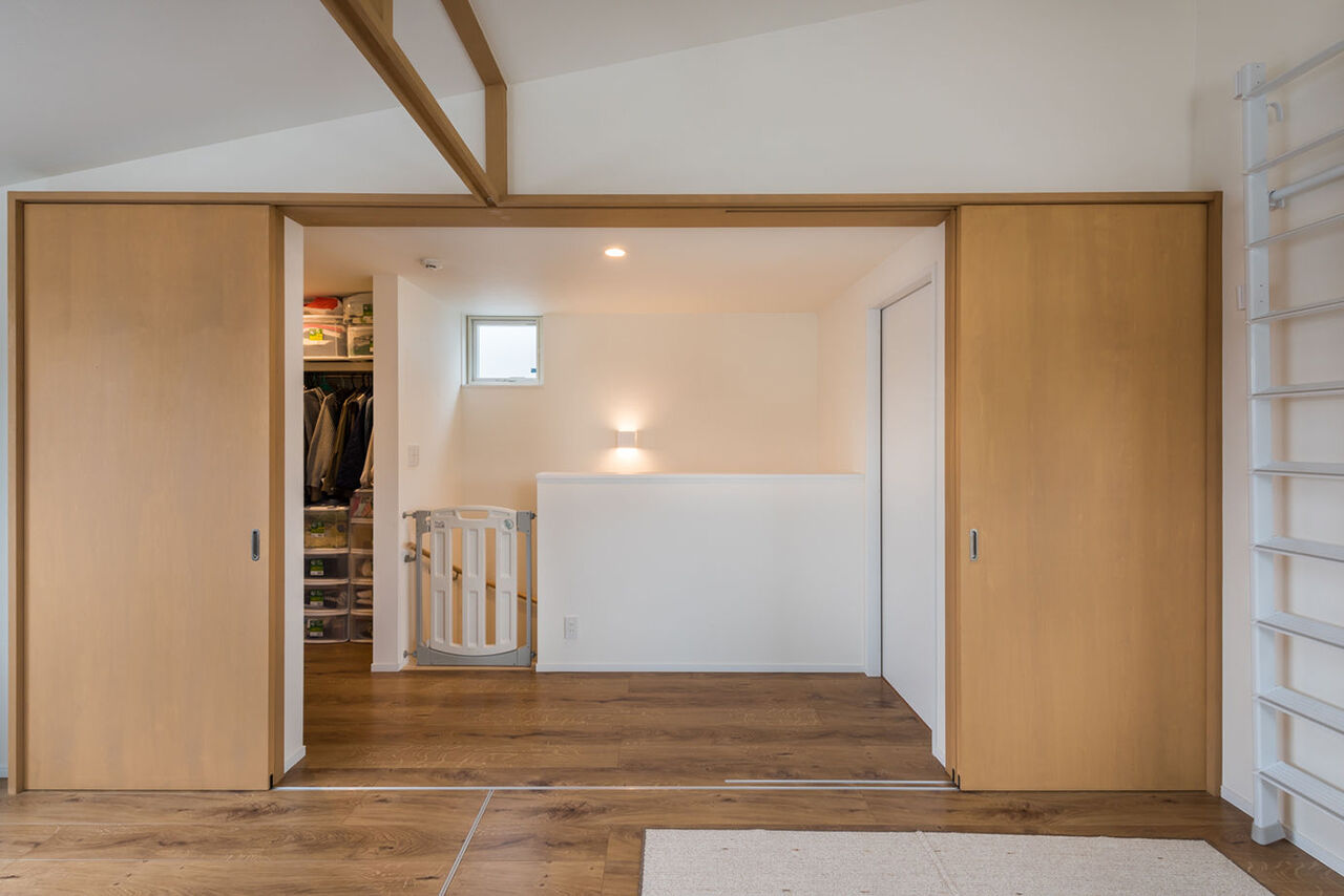 マドリヤアーキテクツ一級建築士事務所 【2030万円/間取り図有/狭小地/3階建て】建築面積10坪の住宅密集地に、吹き抜け配置で理想の明るい住まいにの建築実例画像7