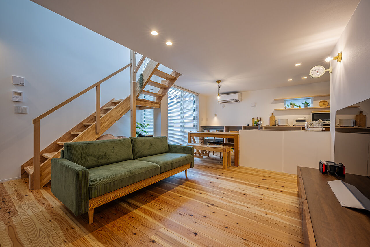 マドリヤアーキテクツ一級建築士事務所 【吹抜／家事動線／間取図】三角屋根のシンプル＆カジュアルスタイルな家の建築実例画像2