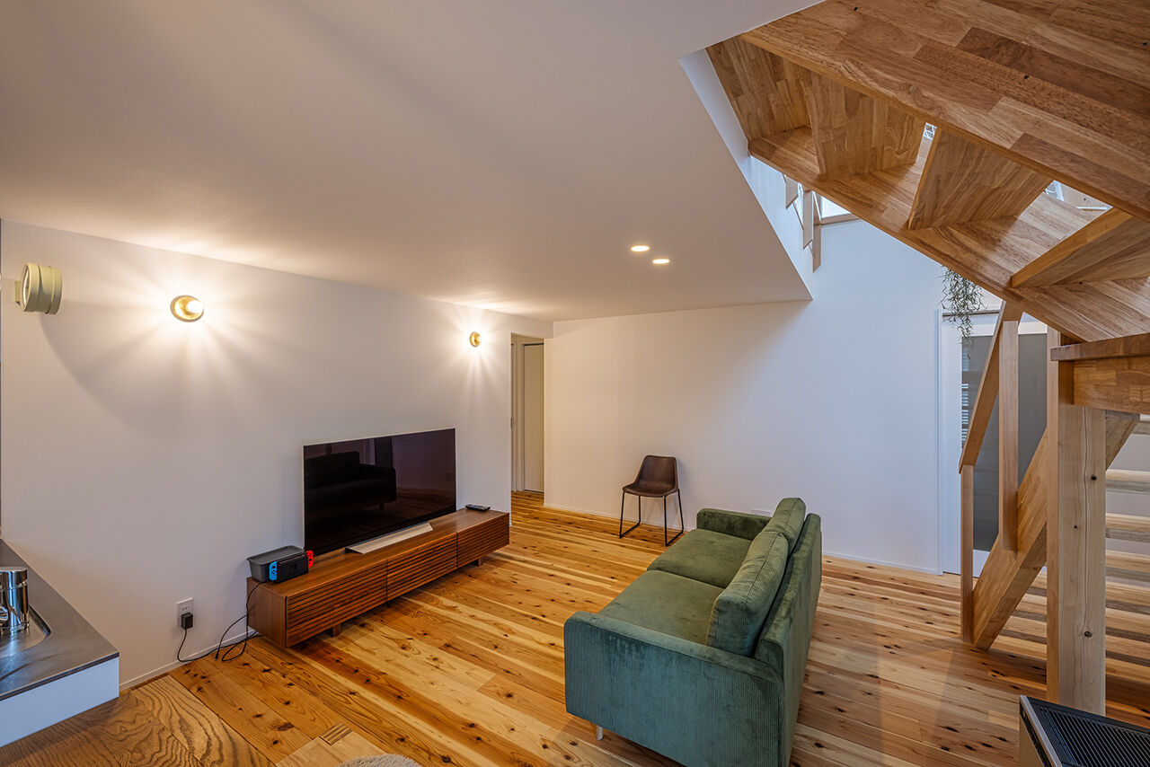 マドリヤアーキテクツ一級建築士事務所 【吹抜／家事動線／間取図】三角屋根のシンプル＆カジュアルスタイルな家の建築実例画像4