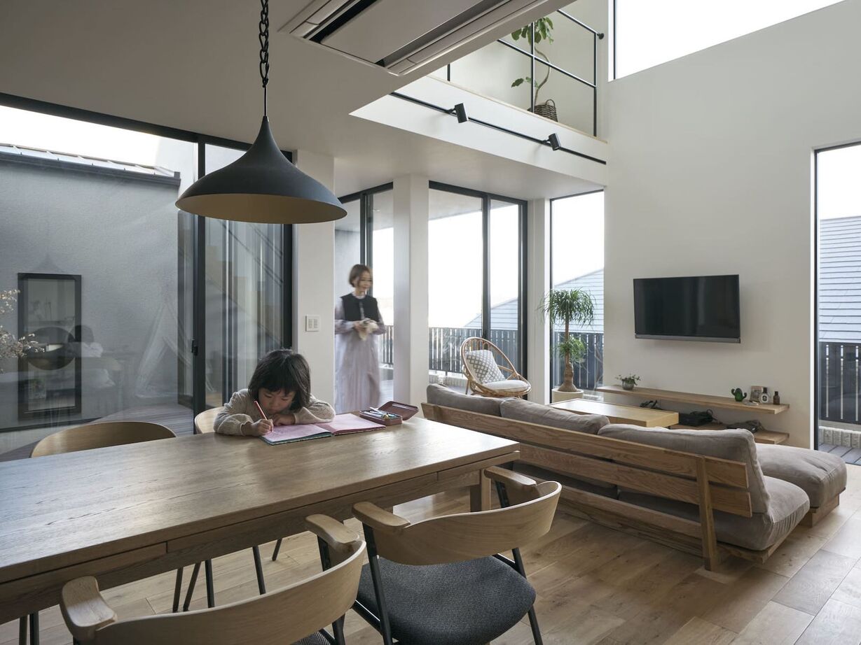 建築工房 【1500万円～/奈良県/28坪/間取り有】吹き抜けと窓が眺望を暮らしの中に、2つの庭が内と外を繋ぐ家の建築実例画像2