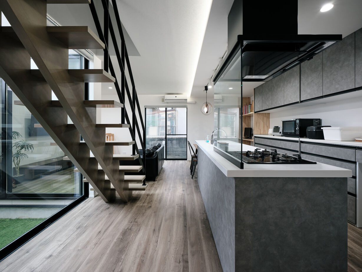 建築工房 【1500万円～/大阪府/30坪】設計のアイデアが広がりを演出。中庭を囲む空間が叶える、光の中で暮らす家の建築実例画像2