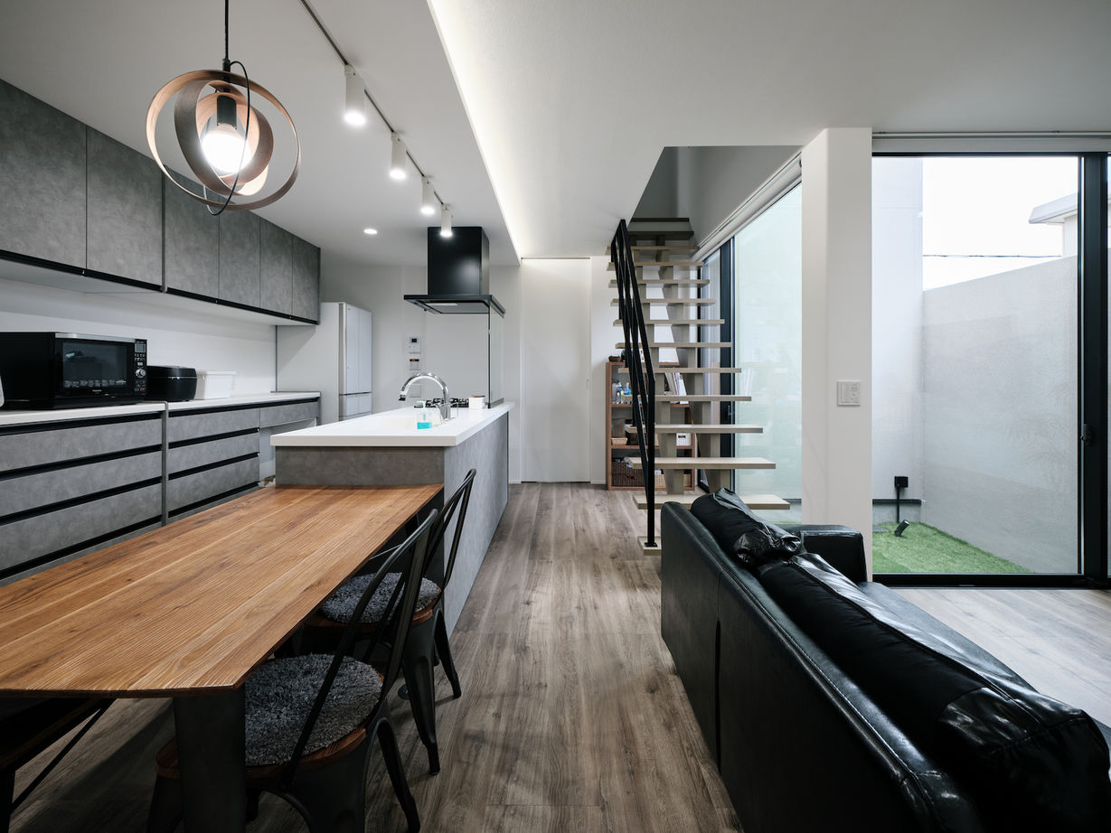 建築工房 【1500万円～/大阪府/30坪】設計のアイデアが広がりを演出。中庭を囲む空間が叶える、光の中で暮らす家の建築実例画像4