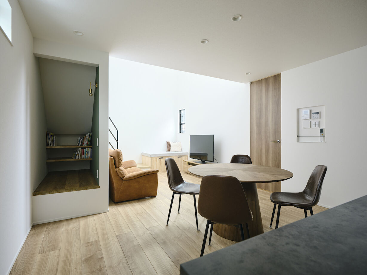 建築工房 【2000万円台/大阪府/32坪】開放的＆隠れ家的、2つのヌックを備えた吹き抜けのリビングが魅力の明るい家の建築実例画像2