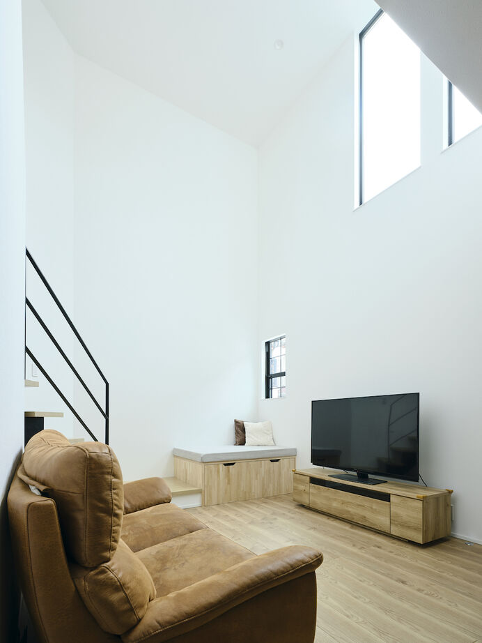 建築工房 【2000万円台/大阪府/32坪】開放的＆隠れ家的、2つのヌックを備えた吹き抜けのリビングが魅力の明るい家の建築実例画像3