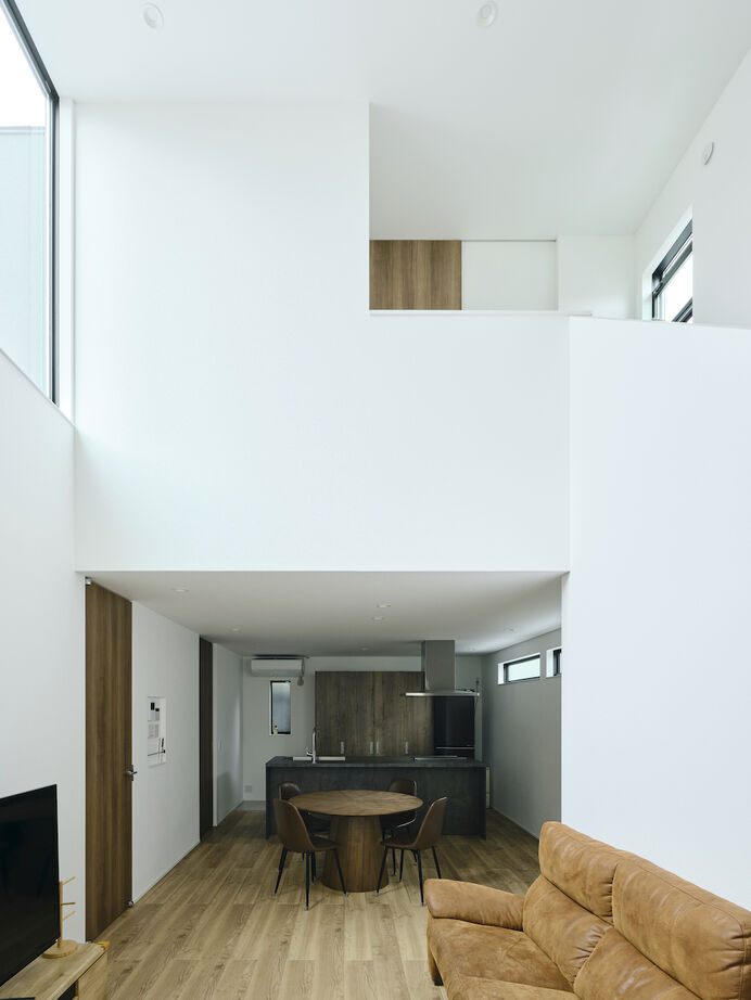 建築工房 【2000万円台/大阪府/32坪】開放的＆隠れ家的、2つのヌックを備えた吹き抜けのリビングが魅力の明るい家の建築実例画像4