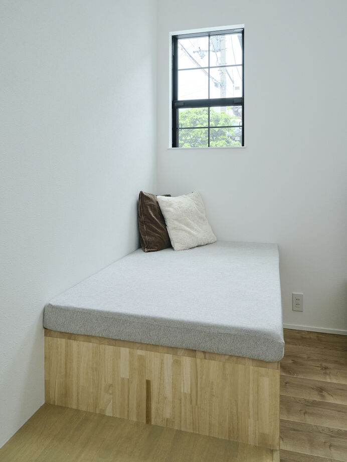 建築工房 【2000万円台/大阪府/32坪】開放的＆隠れ家的、2つのヌックを備えた吹き抜けのリビングが魅力の明るい家の建築実例画像5