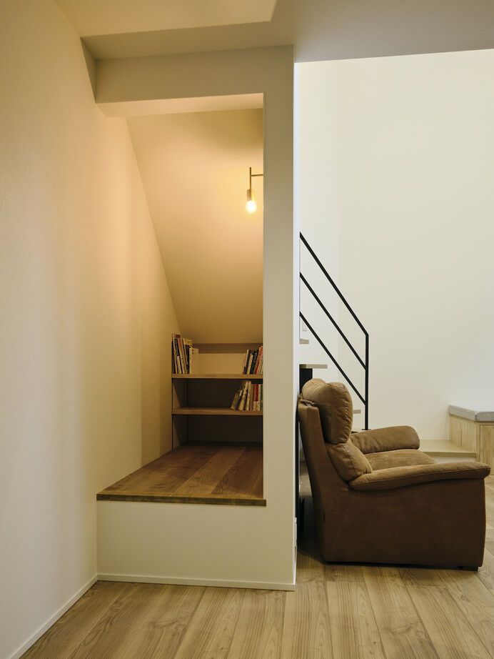 建築工房 【2000万円台/大阪府/32坪】開放的＆隠れ家的、2つのヌックを備えた吹き抜けのリビングが魅力の明るい家の建築実例画像6