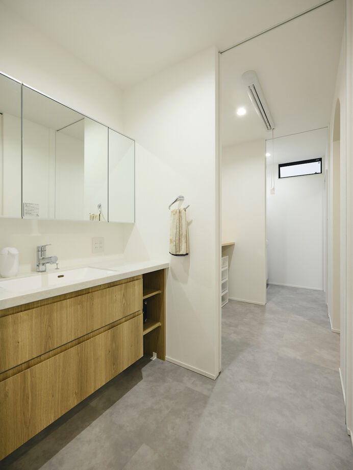 建築工房 【2000万円台/大阪府/32坪】開放的＆隠れ家的、2つのヌックを備えた吹き抜けのリビングが魅力の明るい家の建築実例画像8