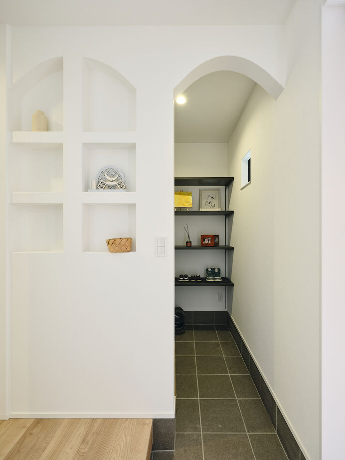 建築工房 【2000万円台/大阪府/32坪】開放的＆隠れ家的、2つのヌックを備えた吹き抜けのリビングが魅力の明るい家の建築実例画像10