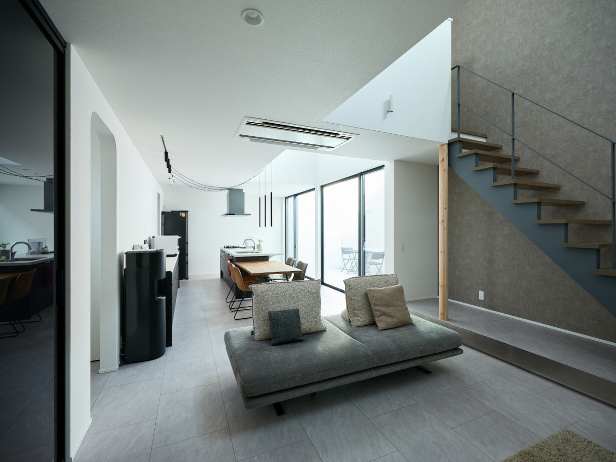 建築工房 【2000万円台/大阪府/29坪】照明のコードまで計算してデザイン。友人を招いて寛げる吹き抜けのコートハウスの建築実例画像2