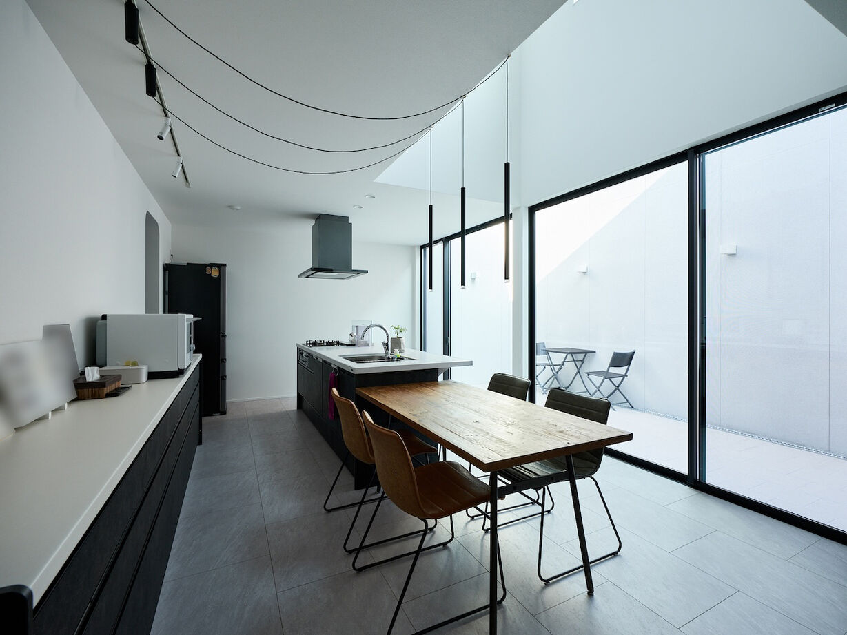 建築工房 【2000万円台/大阪府/29坪】照明のコードまで計算してデザイン。友人を招いて寛げる吹き抜けのコートハウスの建築実例画像3