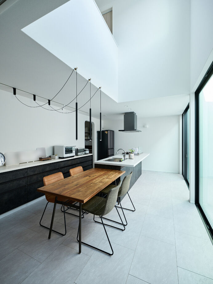 建築工房 【2000万円台/大阪府/29坪】照明のコードまで計算してデザイン。友人を招いて寛げる吹き抜けのコートハウスの建築実例画像4