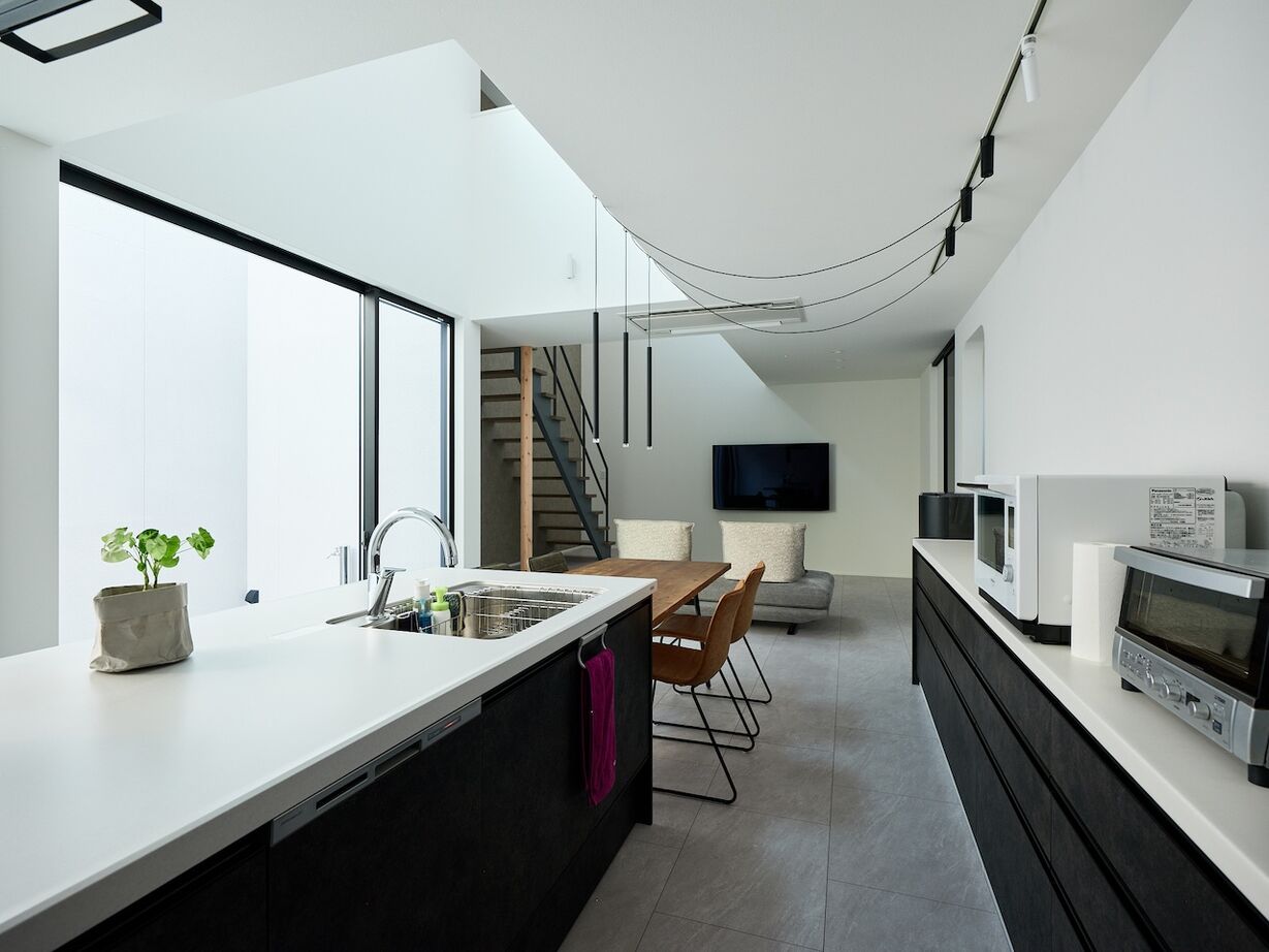 建築工房 【2000万円台/大阪府/29坪】照明のコードまで計算してデザイン。友人を招いて寛げる吹き抜けのコートハウスの建築実例画像5