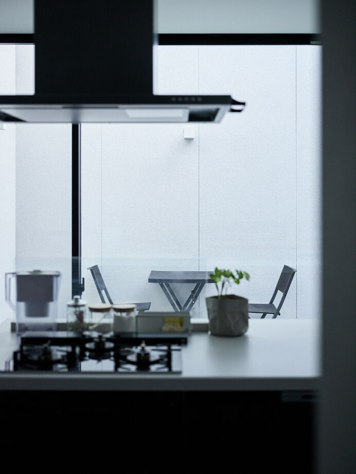 建築工房 【2000万円台/大阪府/29坪】照明のコードまで計算してデザイン。友人を招いて寛げる吹き抜けのコートハウスの建築実例画像6