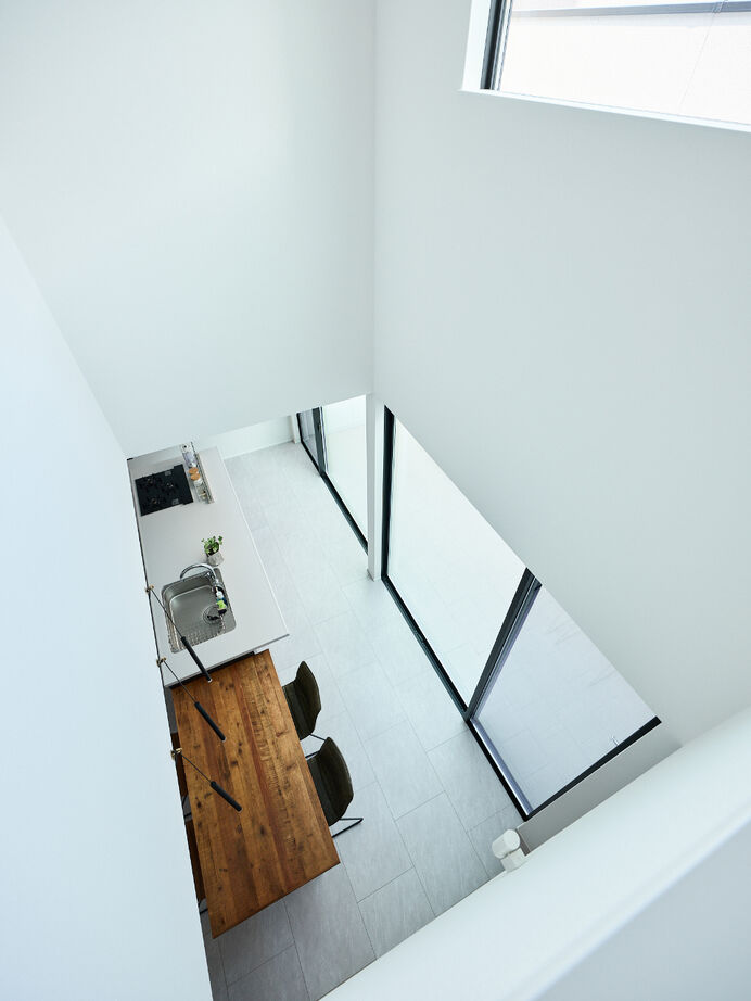 建築工房 【2000万円台/大阪府/29坪】照明のコードまで計算してデザイン。友人を招いて寛げる吹き抜けのコートハウスの建築実例画像7