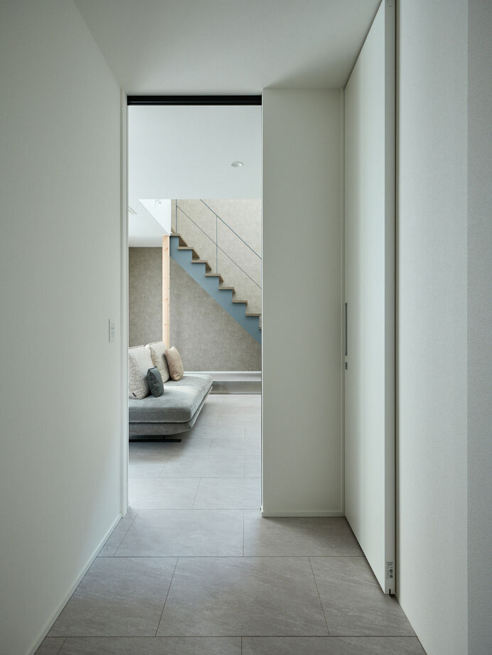 建築工房 【2000万円台/大阪府/29坪】照明のコードまで計算してデザイン。友人を招いて寛げる吹き抜けのコートハウスの建築実例画像8