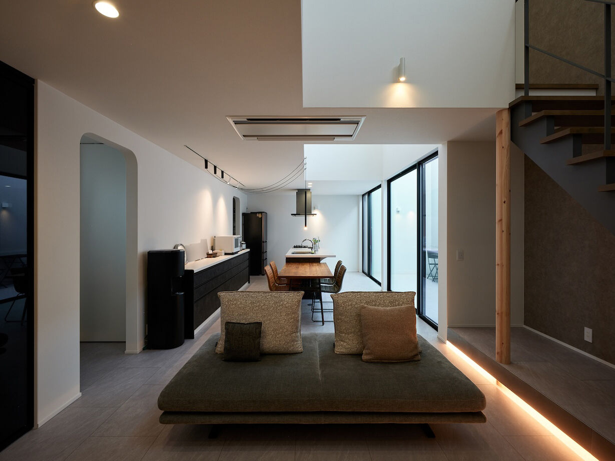 建築工房 【2000万円台/大阪府/29坪】照明のコードまで計算してデザイン。友人を招いて寛げる吹き抜けのコートハウスの建築実例画像9