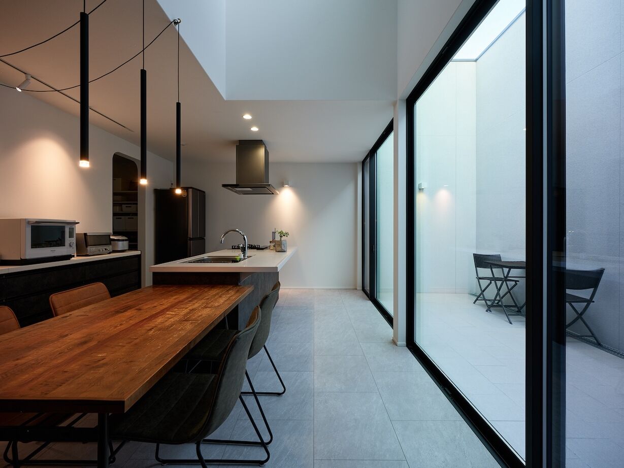 建築工房 【2000万円台/大阪府/29坪】照明のコードまで計算してデザイン。友人を招いて寛げる吹き抜けのコートハウスの建築実例画像10