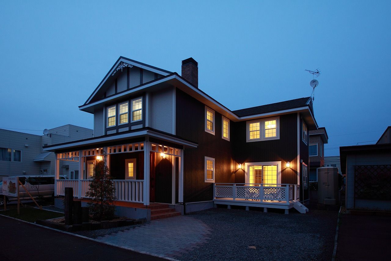 セルコホーム札幌南・札幌中央 【輸入住宅/2000万円台/札幌市/カバードポーチ/アメリカンテイスト】外観が際立つアメリカンテイストの家の建築実例画像1