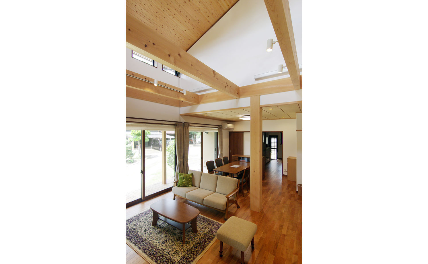 菊池建設 【無垢材/吹き抜け/二世帯住宅】愛着のある旧家の材を活かした本格和室のある和モダンな家の建築実例画像2