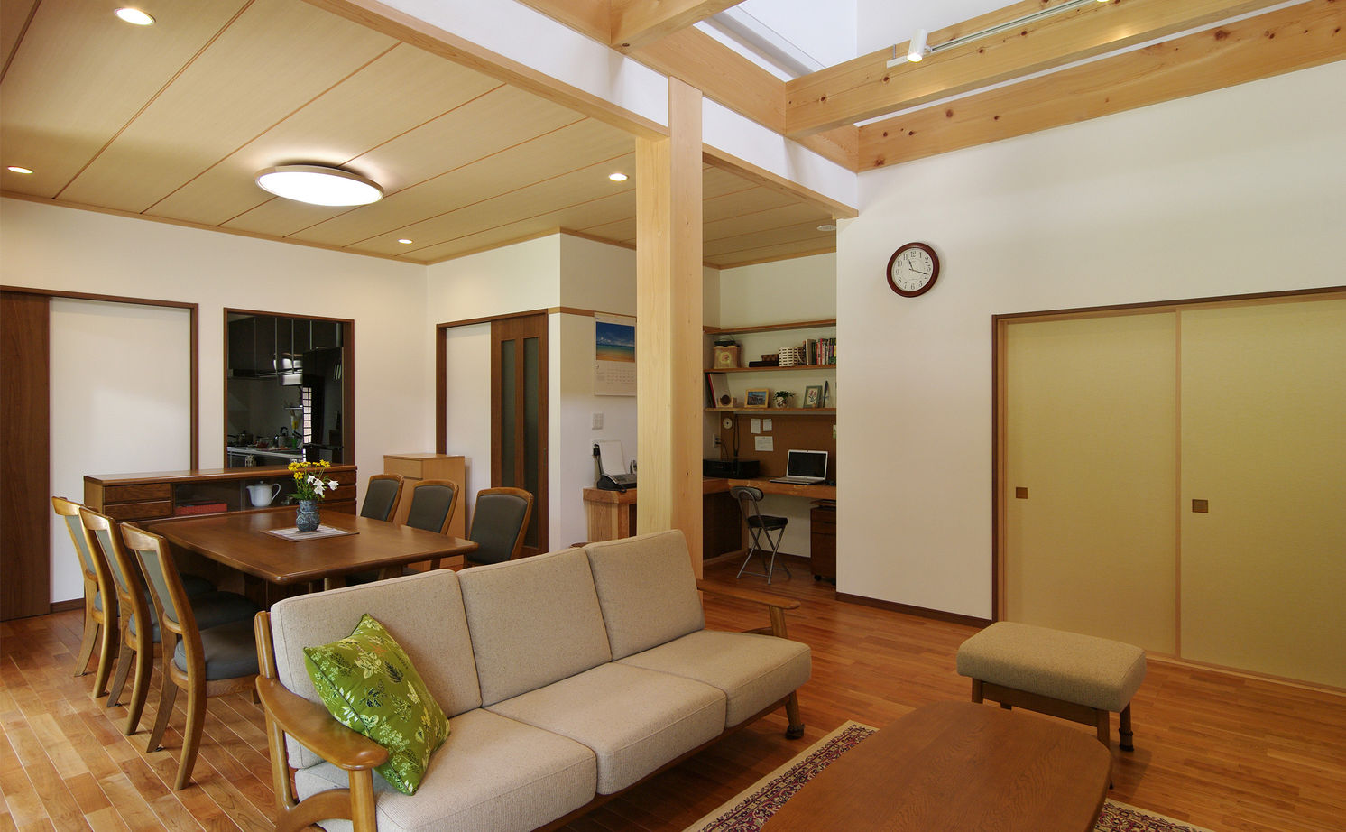 菊池建設 【無垢材/吹き抜け/二世帯住宅】愛着のある旧家の材を活かした本格和室のある和モダンな家の建築実例画像4