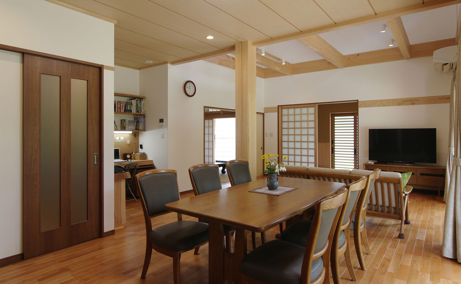 菊池建設 【無垢材/吹き抜け/二世帯住宅】愛着のある旧家の材を活かした本格和室のある和モダンな家の建築実例画像5