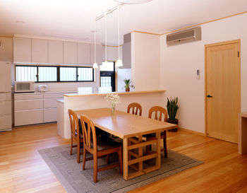 菊池建設 【二世帯住宅/無垢材】勾配天井と天窓でたっぷりと陽光が差し込む 中庭のある現代和風な住まいの建築実例画像3