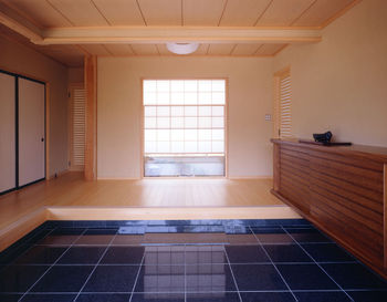 菊池建設 【二世帯住宅/無垢材】勾配天井と天窓でたっぷりと陽光が差し込む 中庭のある現代和風な住まいの建築実例画像4