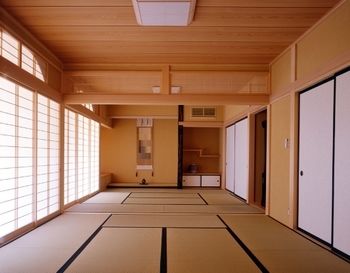 菊池建設 【二世帯住宅/無垢材】勾配天井と天窓でたっぷりと陽光が差し込む 中庭のある現代和風な住まいの建築実例画像5