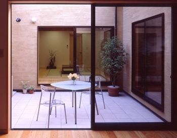 菊池建設 【二世帯住宅/無垢材】勾配天井と天窓でたっぷりと陽光が差し込む 中庭のある現代和風な住まいの建築実例画像6