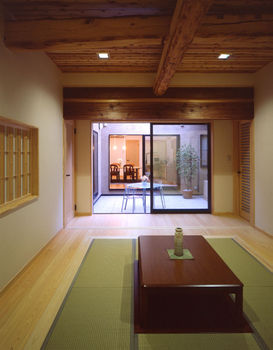 菊池建設 【二世帯住宅/無垢材】勾配天井と天窓でたっぷりと陽光が差し込む 中庭のある現代和風な住まいの建築実例画像7