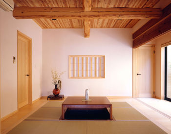 菊池建設 【二世帯住宅/無垢材】勾配天井と天窓でたっぷりと陽光が差し込む 中庭のある現代和風な住まいの建築実例画像8