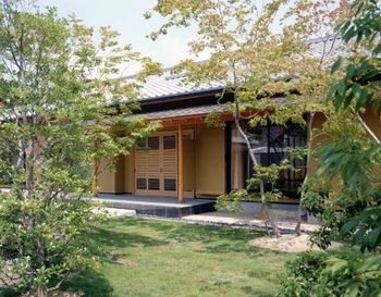 菊池建設 【二世帯住宅/無垢材】勾配天井と天窓でたっぷりと陽光が差し込む 中庭のある現代和風な住まいの建築実例画像9