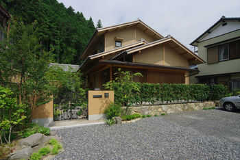 菊池建設 【50坪台/無垢材/国産檜材/二世帯住宅】家族のつながりを感じられる間取りと野鳥の集まる庭のある古民家の建築実例画像2