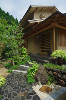 菊池建設 【50坪台/無垢材/国産檜材/二世帯住宅】家族のつながりを感じられる間取りと野鳥の集まる庭のある古民家の建築実例画像3