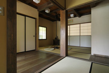 菊池建設 【50坪台/無垢材/国産檜材/二世帯住宅】家族のつながりを感じられる間取りと野鳥の集まる庭のある古民家の建築実例画像5