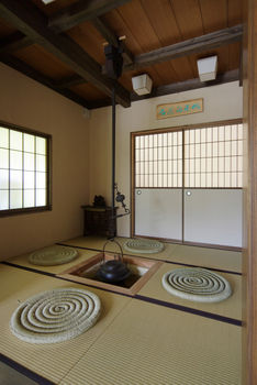 菊池建設 【50坪台/無垢材/国産檜材/二世帯住宅】家族のつながりを感じられる間取りと野鳥の集まる庭のある古民家の建築実例画像6