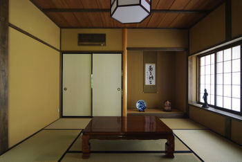 菊池建設 【50坪台/無垢材/国産檜材/二世帯住宅】家族のつながりを感じられる間取りと野鳥の集まる庭のある古民家の建築実例画像7