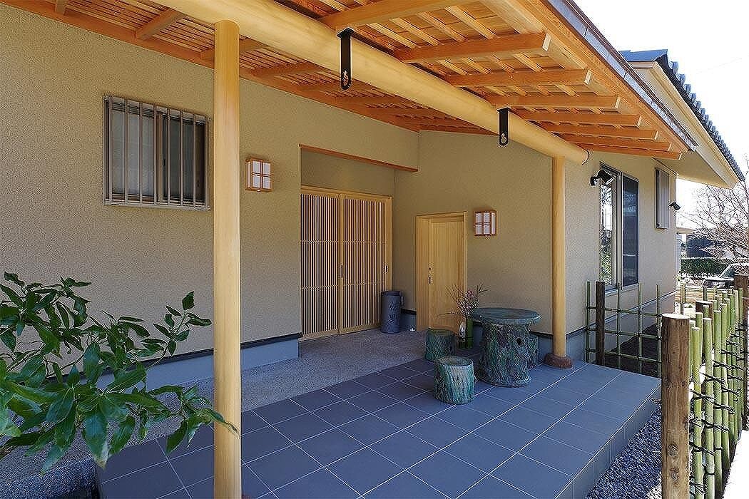 菊池建設 【30坪台／平屋／アトリエ】伊豆高原の別荘地に建つ和瓦葺き切妻屋根の平屋の建築実例画像2