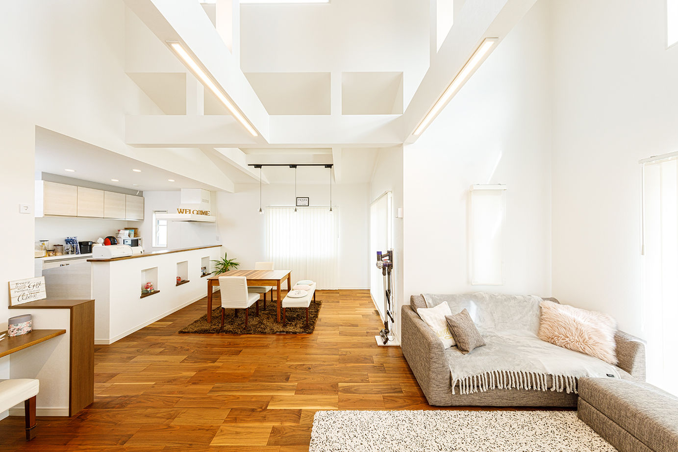 Rico Life. 久喜店 【1760万円│33坪│平屋│間取り図あり】ウッドデッキと天井の高い開放的なLDK！太陽光発電搭載の平屋住宅の建築実例画像2