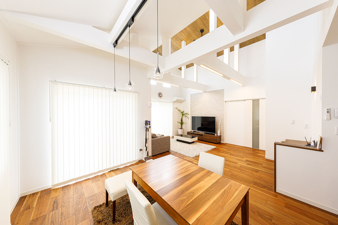 Rico Life. 久喜店 【1760万円│33坪│平屋│間取り図あり】ウッドデッキと天井の高い開放的なLDK！太陽光発電搭載の平屋住宅の建築実例画像5