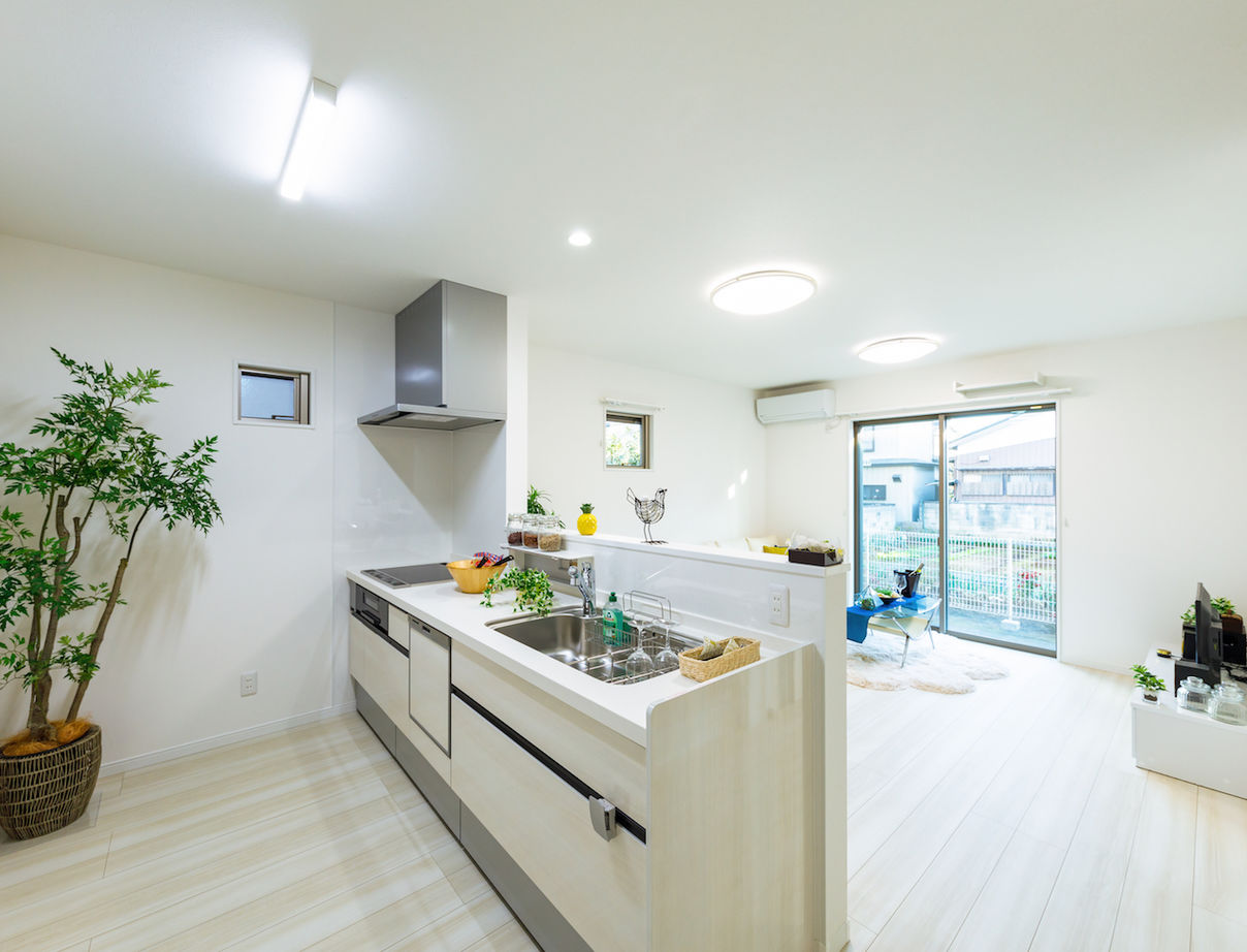 Rico Life. 久喜店 【1098万円│25坪│間取り図あり】白を基調とした明るい空間で家族団らん！省エネ住宅で家計負担を軽減の建築実例画像2