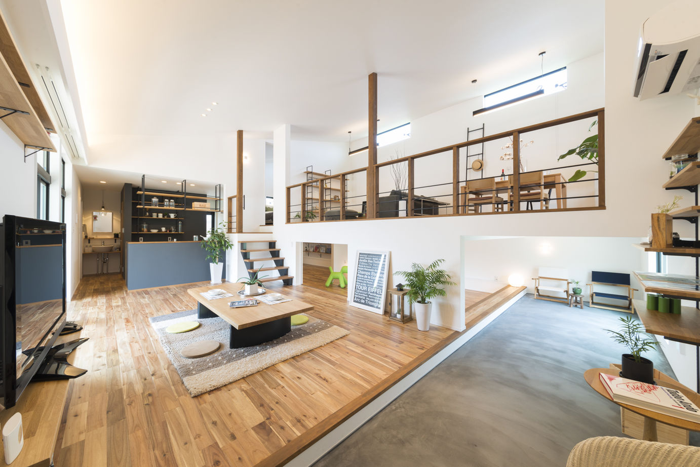 Rico Life. 久喜店 【平屋】内と外を土間でつなぐ“平屋”。壁の代わりに段差を設け、空間を区切って暮らしやすくの建築実例画像2