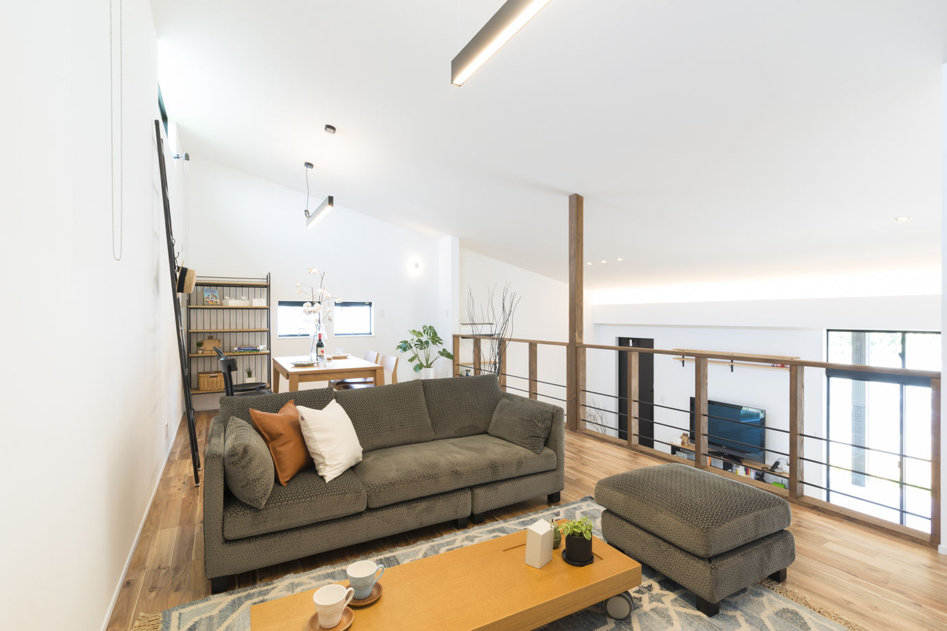 Rico Life. 久喜店 【平屋】内と外を土間でつなぐ“平屋”。壁の代わりに段差を設け、空間を区切って暮らしやすくの建築実例画像3